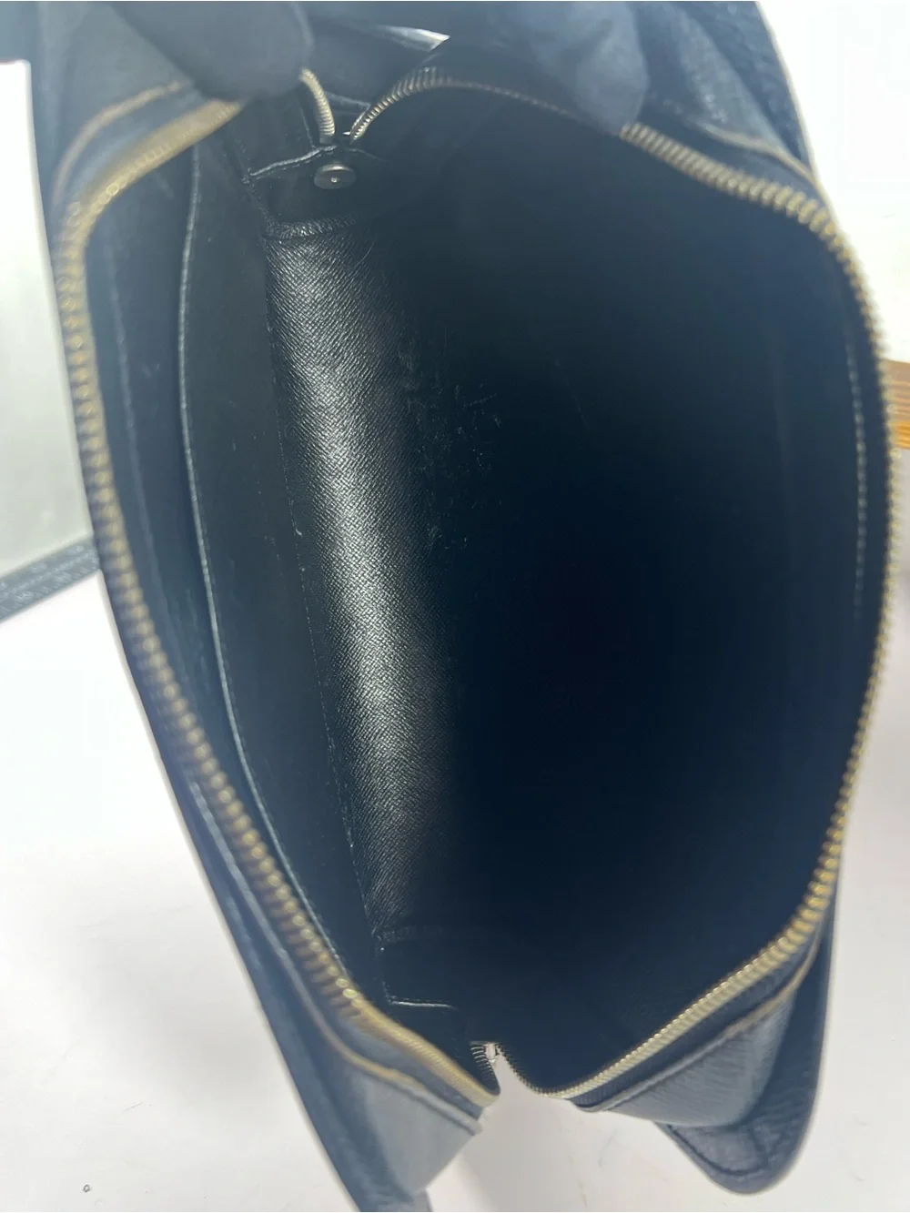 7091: Louis Vuitton Taiga Leather Zip Wristlet Clutch Black